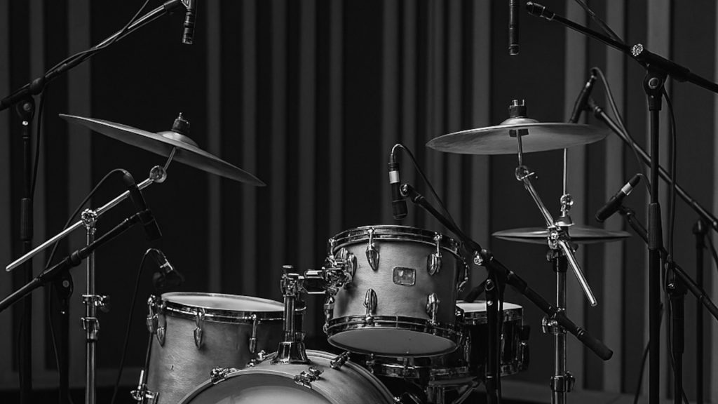 Das Mikrofonieren eines Drumsets will gekonnt sein.